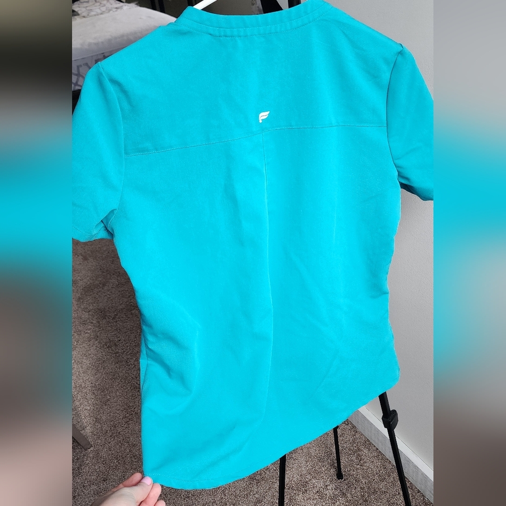 Fabletics Method 2-Pocket Scrub Top - Picture 5 of 7